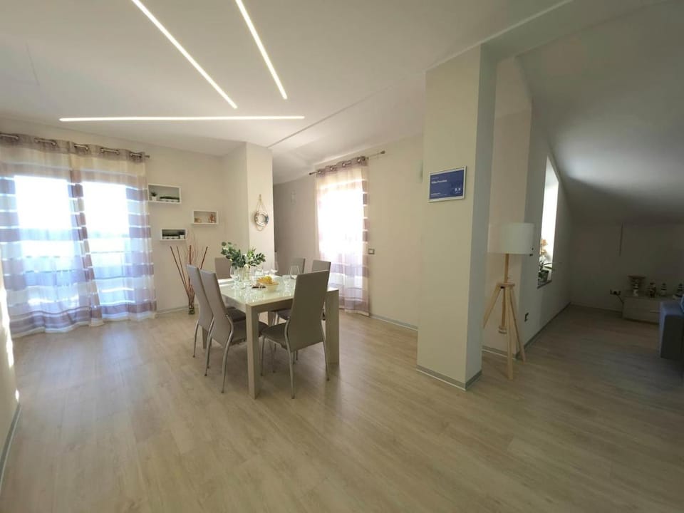 Seating area, Dining area