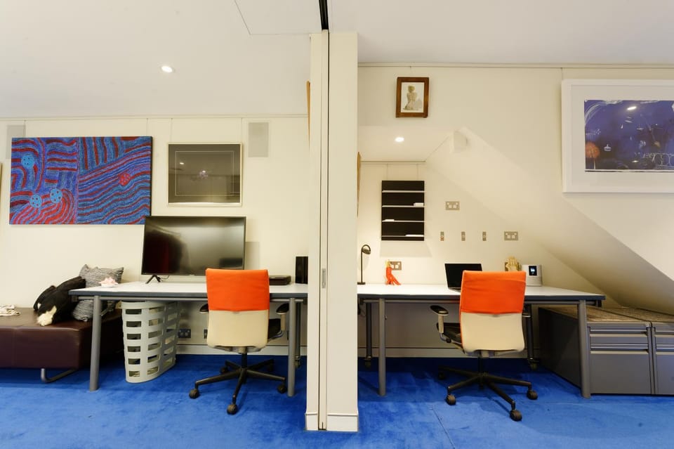 TV and multimedia, Living room, Business facilities, Seating area, Bedroom