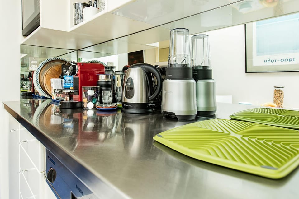 Coffee/tea facilities, Kitchen or kitchenette, dishwasher, microwave, oven