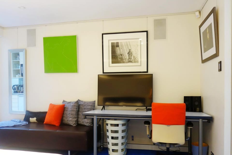 TV and multimedia, Seating area, Bedroom