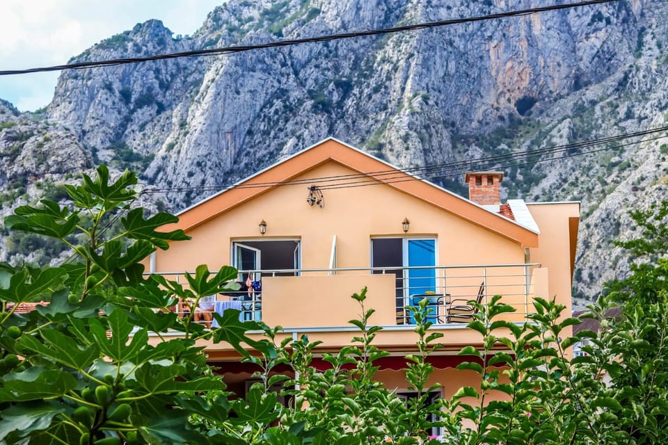 Property building, Staff, Facade/entrance, People, Garden, Balcony/Terrace, Other, City view, Garden view, Mountain view, Sea view, Street view, Family