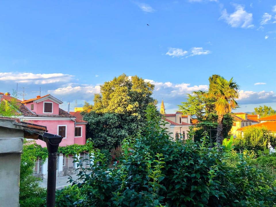 Nearby landmark, Day, Neighbourhood, Natural landscape, Balcony/Terrace, City view
