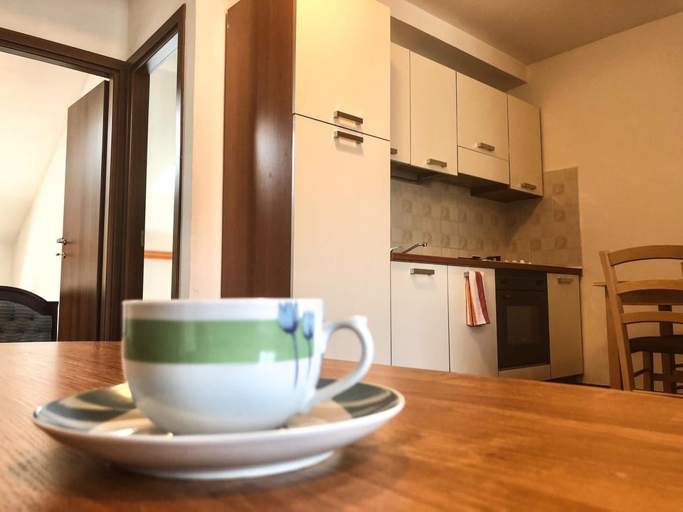 Coffee/tea facilities, Kitchen or kitchenette, Dining area, stove, kitchen