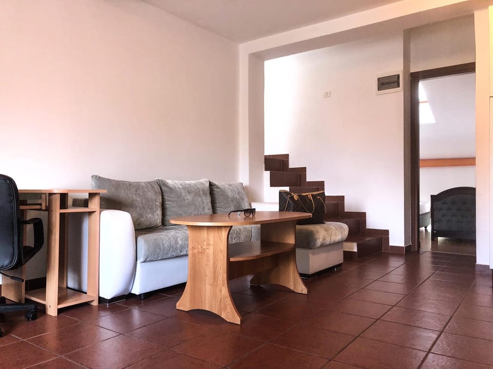 TV and multimedia, Living room, Seating area, Bedroom