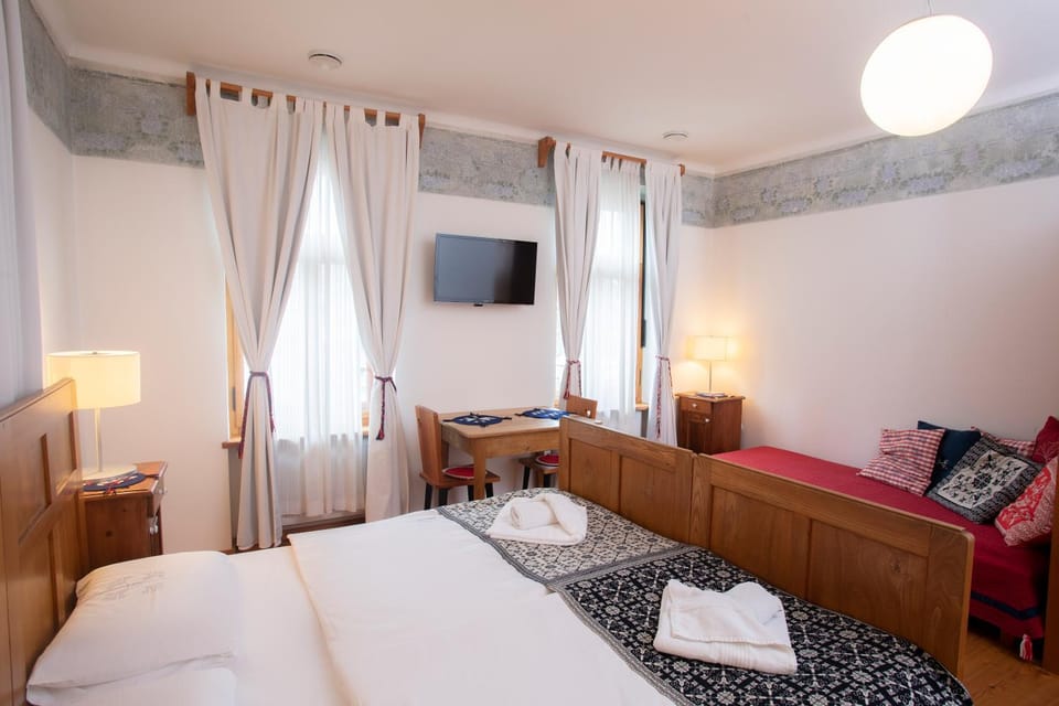 Bed, TV and multimedia, Photo of the whole room