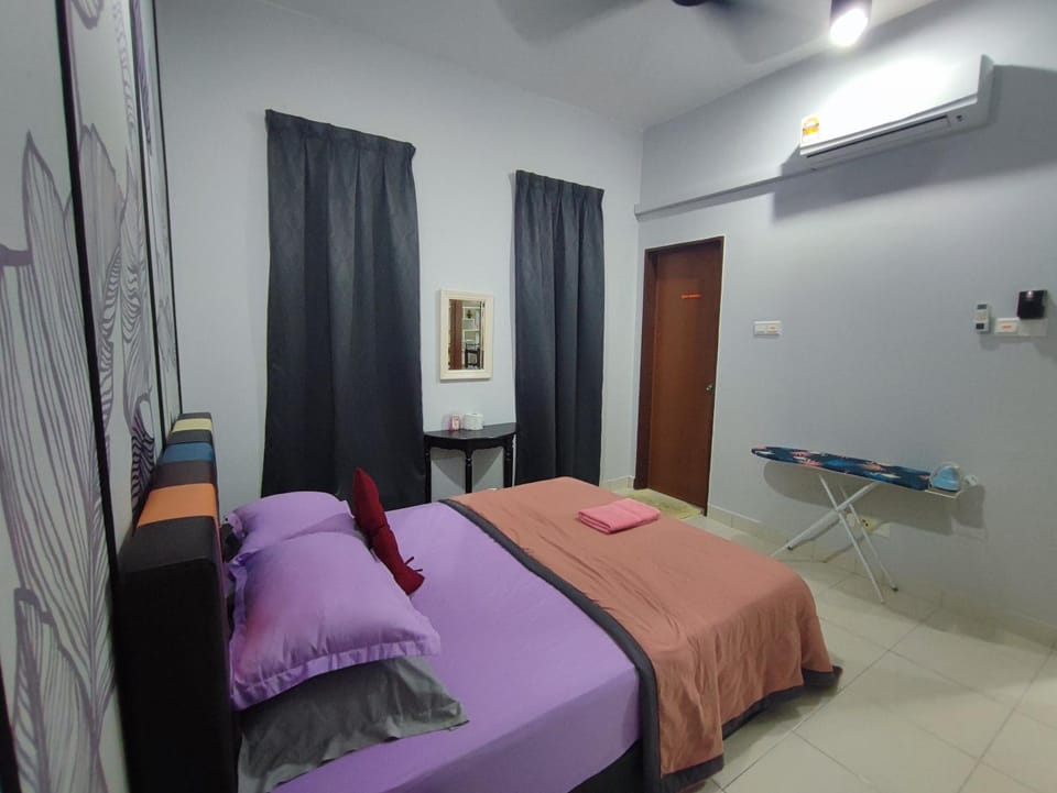 Photo of the whole room, Bedroom, air conditioner