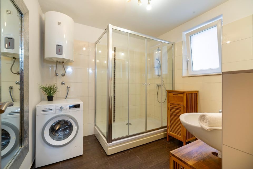 Shower, Toilet, Bathroom, towels, washing machine