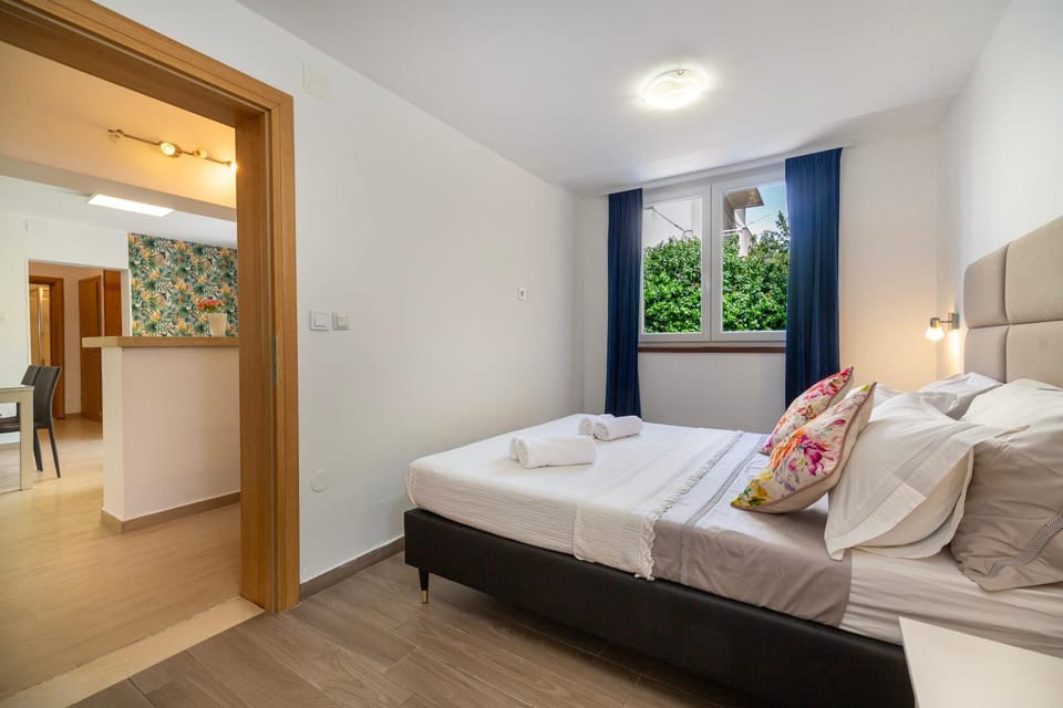 Bed, Bedroom, towels