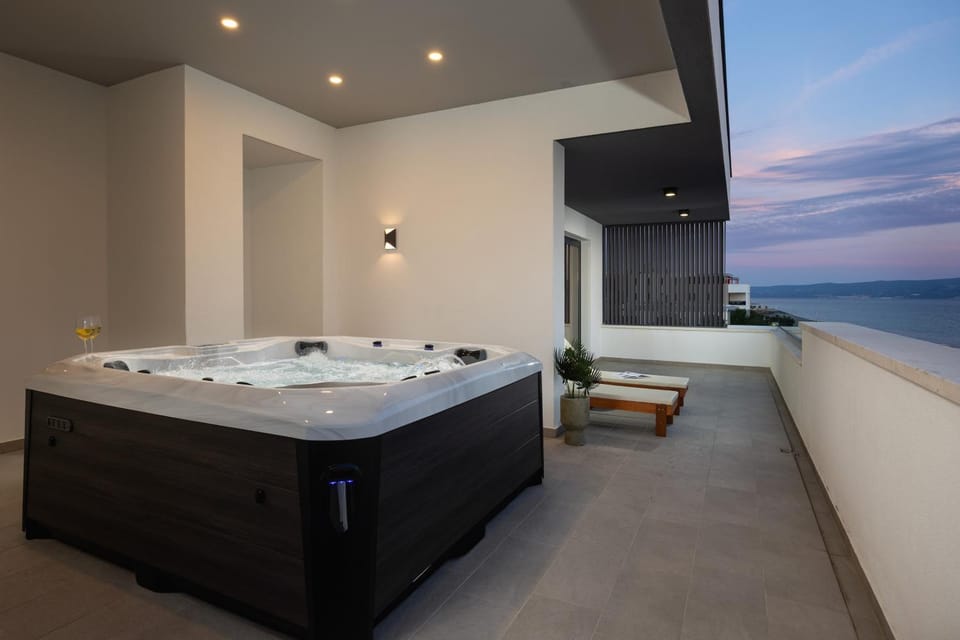Villa Four Brothers - Penthouse Suite with Jacuzzi Apartment in Podstrana