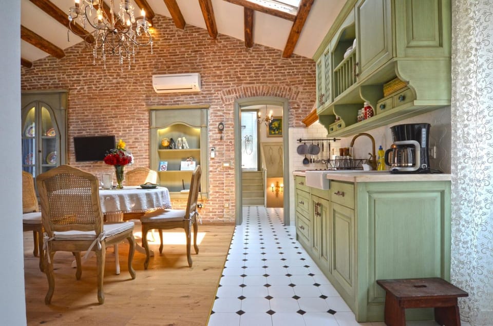 Kitchen or kitchenette, Dining area