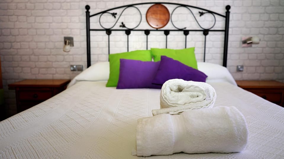 Bed, Bedroom, towels