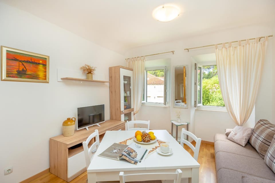 TV and multimedia, Living room, Seating area, Dining area