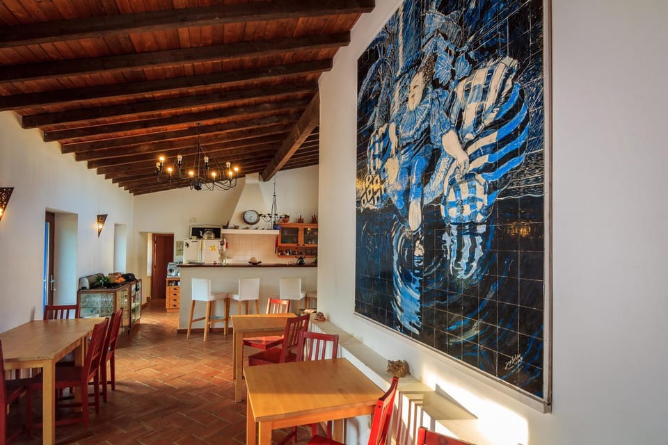 Restaurant/places to eat, Lounge or bar