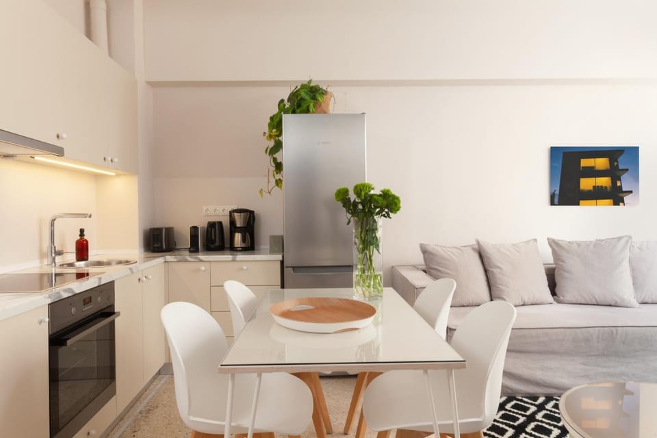 Coffee/tea facilities, Kitchen or kitchenette, Living room, Seating area, Dining area, minibar, pet friendly, stove, toaster