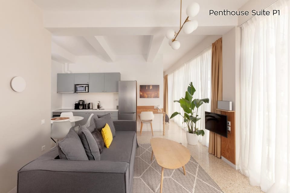 Kitchen or kitchenette, Living room, Seating area, Dining area, minibar