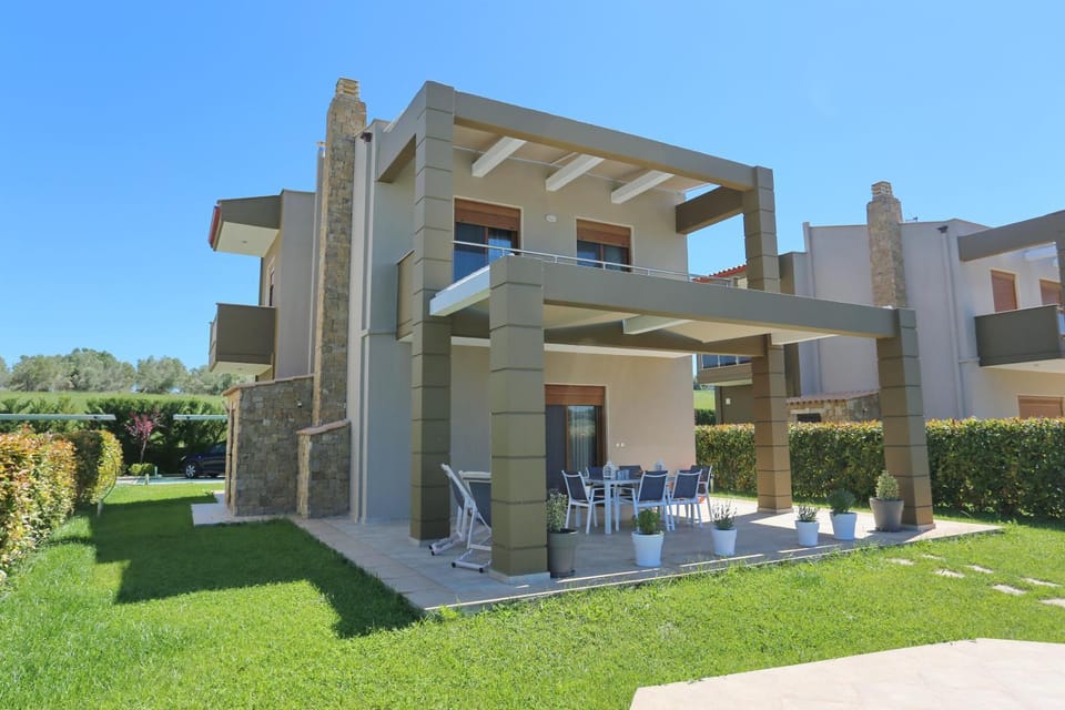 Patio, Garden, Dining area, Garden view, Pool view, Swimming pool, Family
