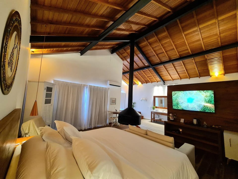 Bed, TV and multimedia, Photo of the whole room, Bedroom, fireplace