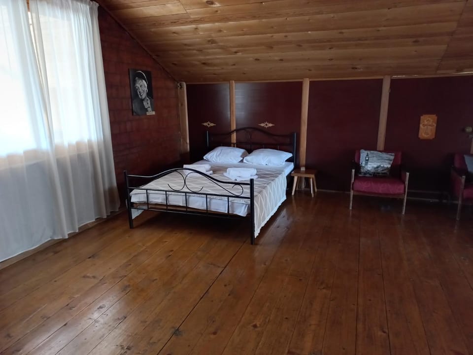Bed, Photo of the whole room, towels