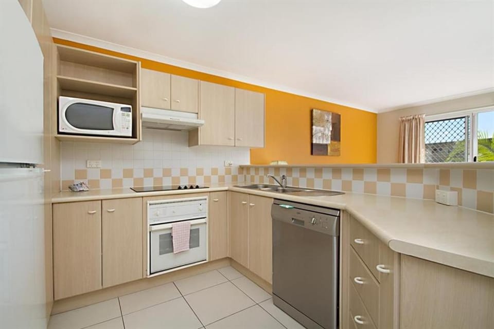 Kitchen or kitchenette, dishwasher, oven