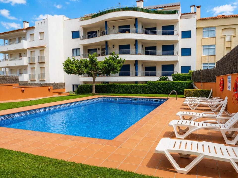 Property building, Pool view, Swimming pool, sunbed