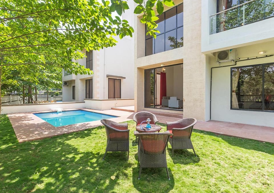 Garden, Seating area, Swimming pool, Swimming pool