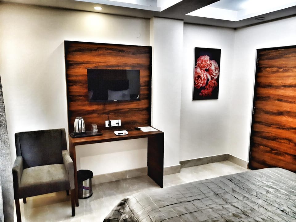 Bed, TV and multimedia, Seating area, Bedroom