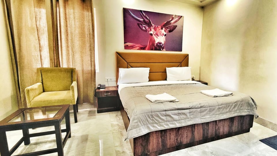 Bed, Photo of the whole room, Seating area, Bedroom, towels