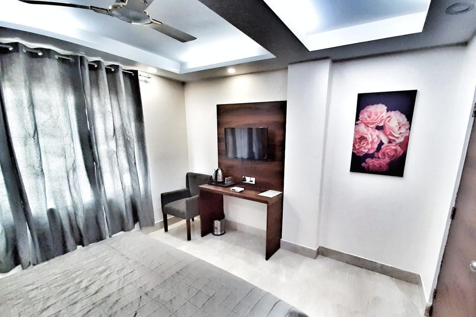 TV and multimedia, TV and multimedia, Coffee/tea facilities, Photo of the whole room, Seating area, Bedroom