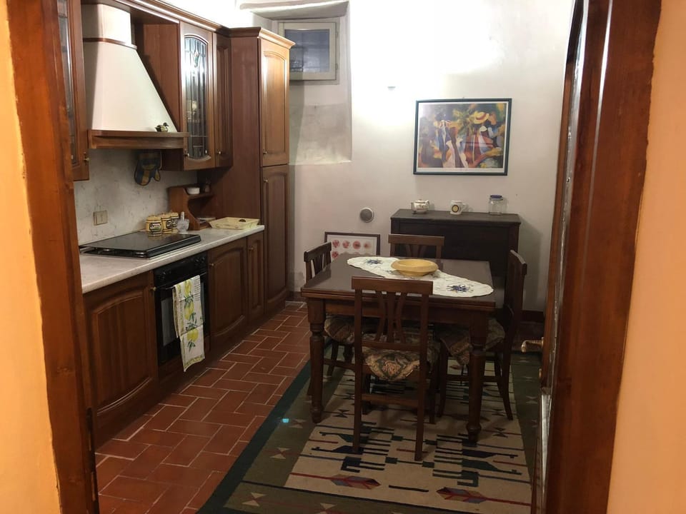 Kitchen or kitchenette, Dining area, pet friendly, stove