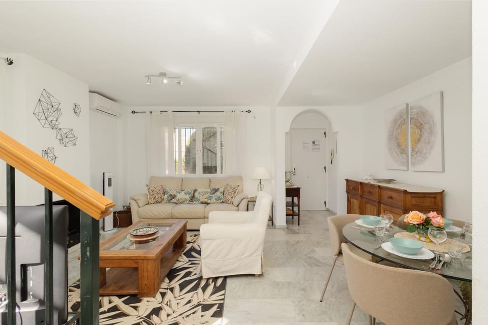 TV and multimedia, Living room, Seating area, Dining area, fireplace, air conditioner