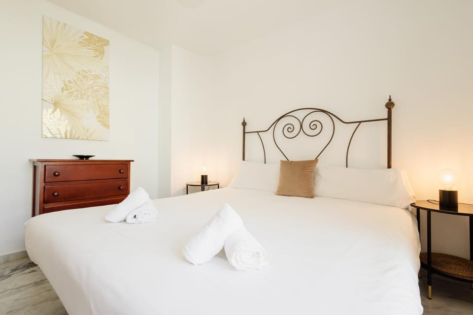 Bed, Bathroom, Balcony/Terrace, Photo of the whole room, Bedroom, towels, wardrobe, air conditioner