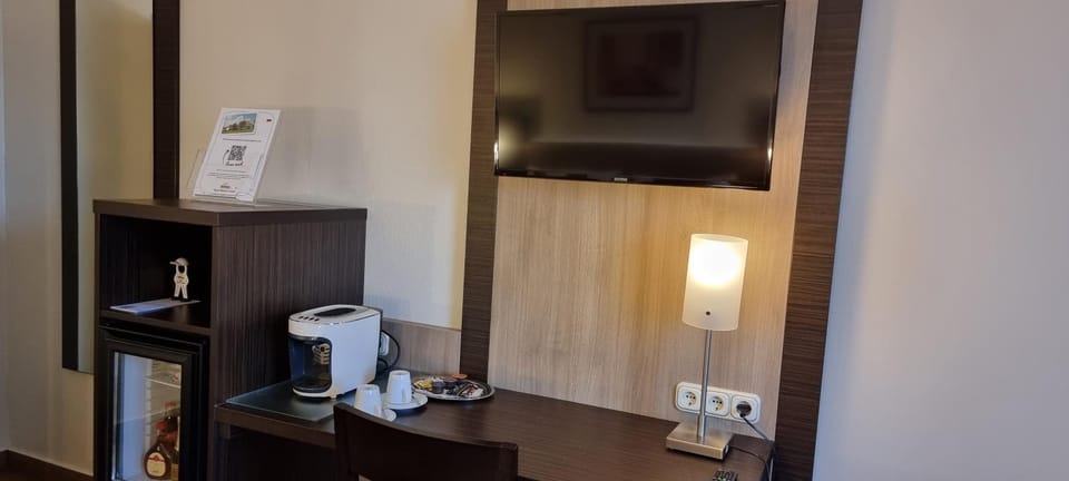 TV and multimedia, Coffee/tea facilities, Photo of the whole room