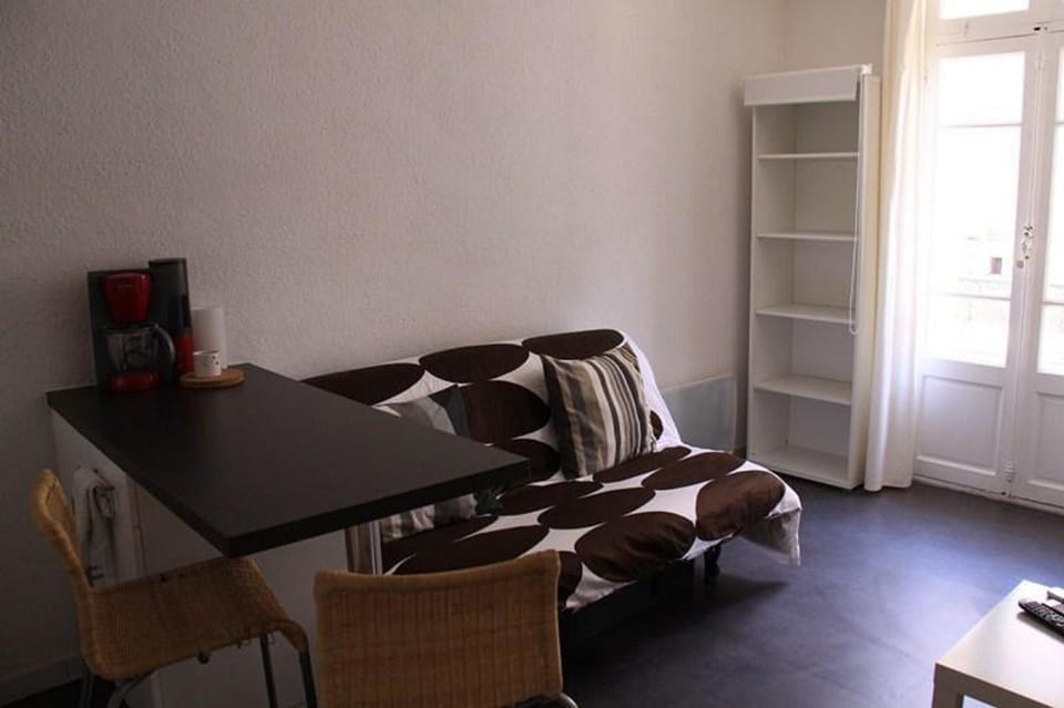 Photo of the whole room, Dining area