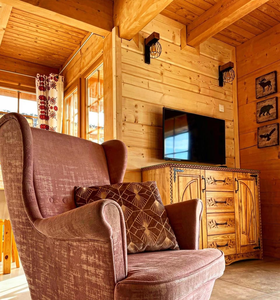 Communal lounge/ TV room, TV and multimedia, Living room, Seating area, Evening entertainment