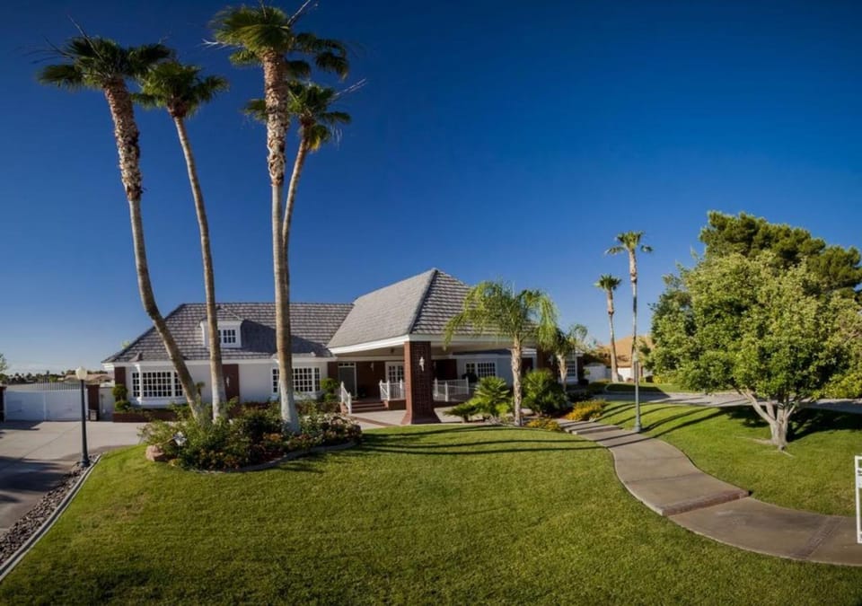 Villa Carota - 6 bedrooms and a Casitas Villa in Spring Valley