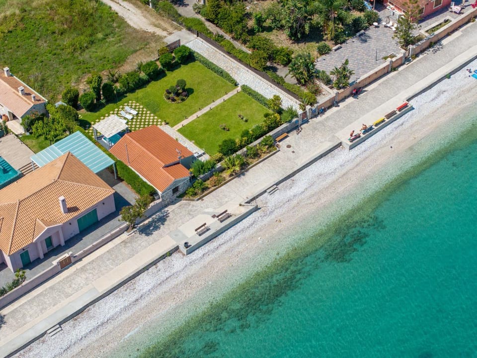 Property building, Neighbourhood, Bird's eye view, Beach, Sea view, Street view, Location