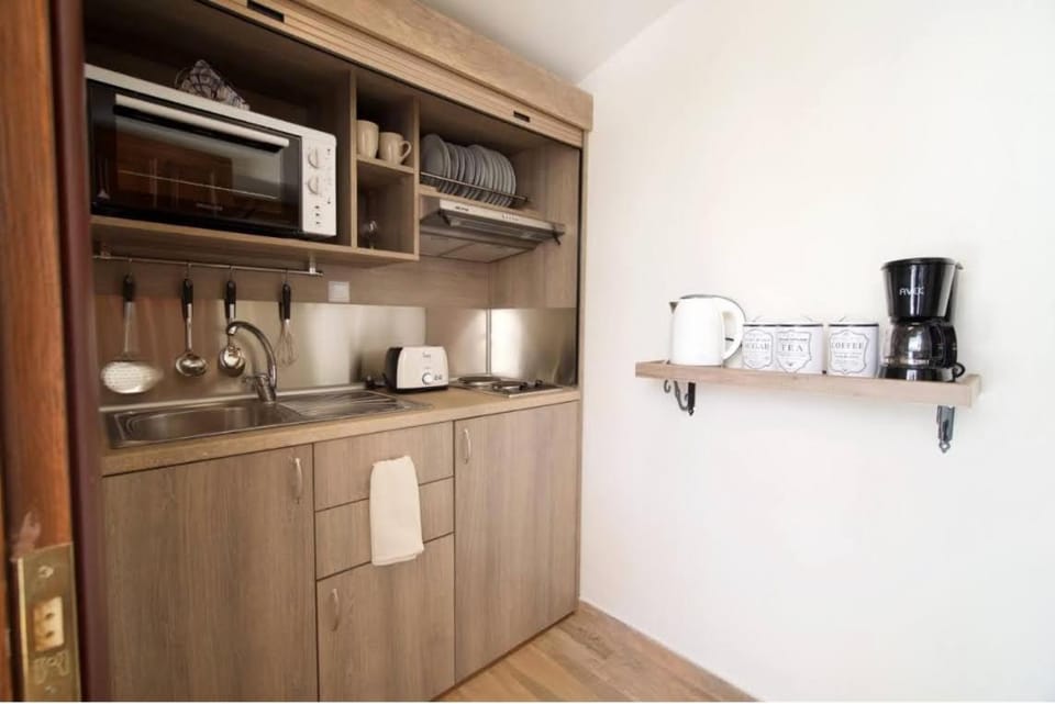 Coffee/tea facilities, Kitchen or kitchenette, stove, toaster