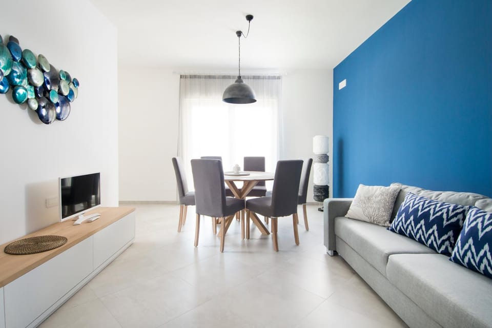 TV and multimedia, Living room, Seating area, Dining area