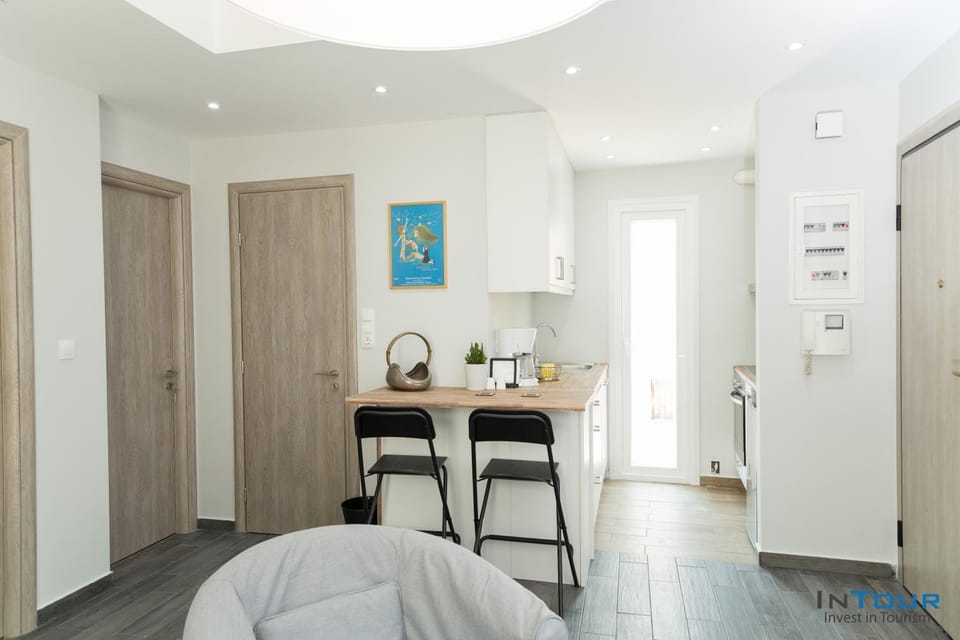 Art point under Acropolis Apartment in Athens