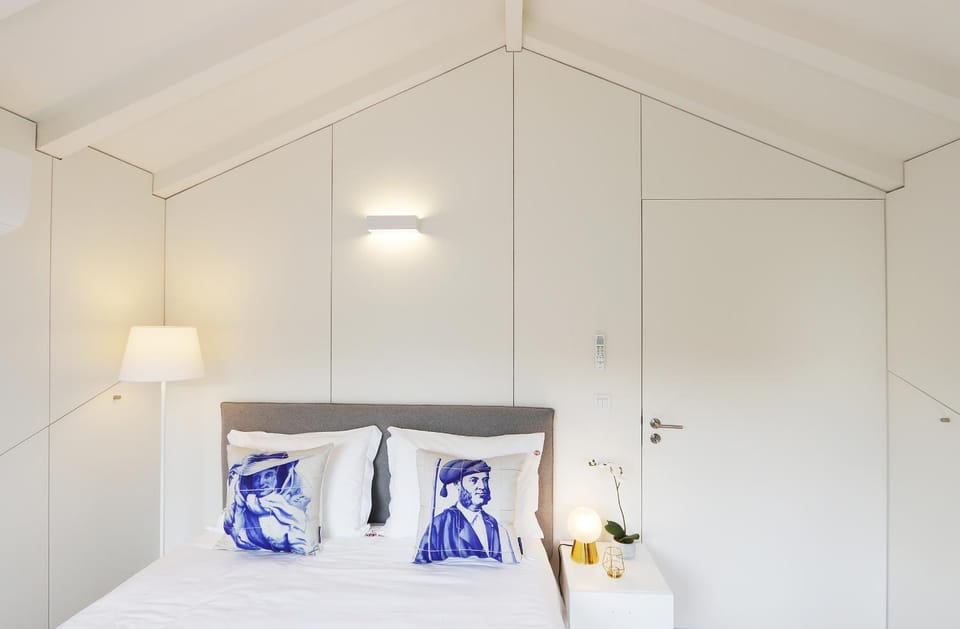 Photo of the whole room, Bedroom, wardrobe