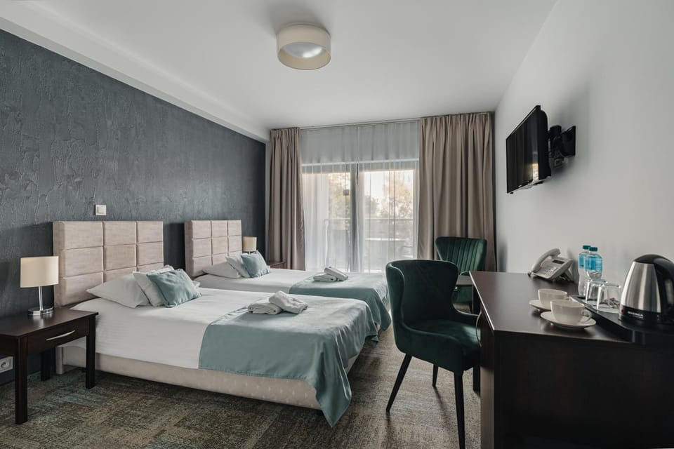 Bed, TV and multimedia, Photo of the whole room, Bedroom, towels