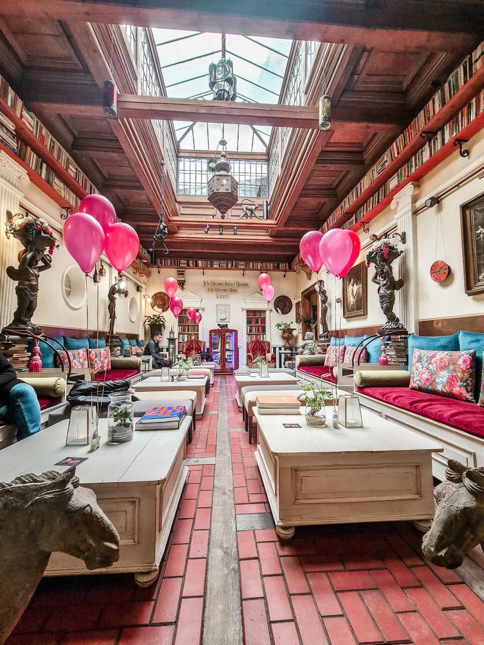 Restaurant/places to eat, Restaurant/places to eat, Seating area