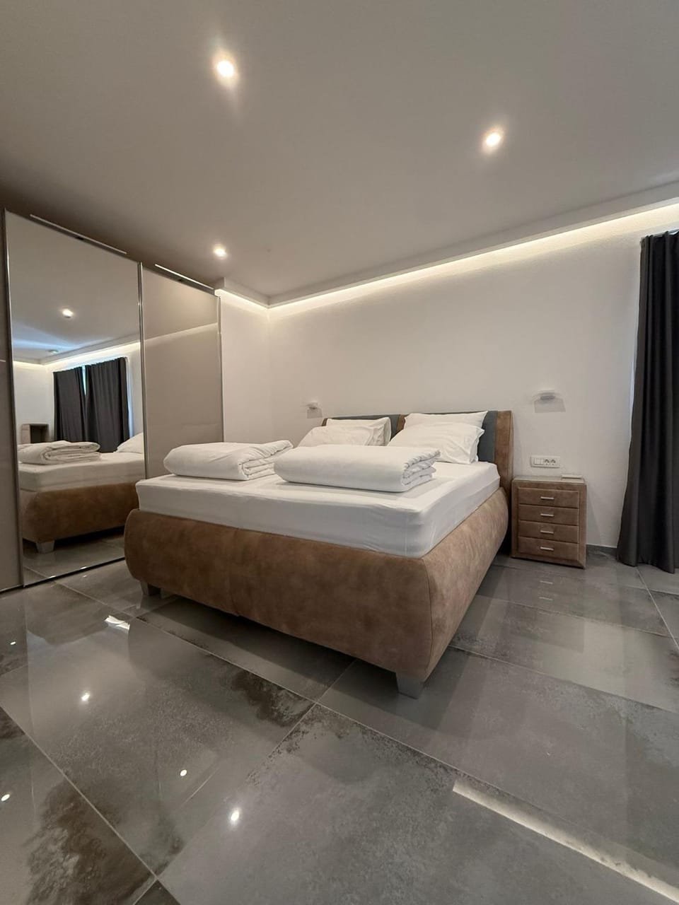 Bed, Photo of the whole room, Bedroom