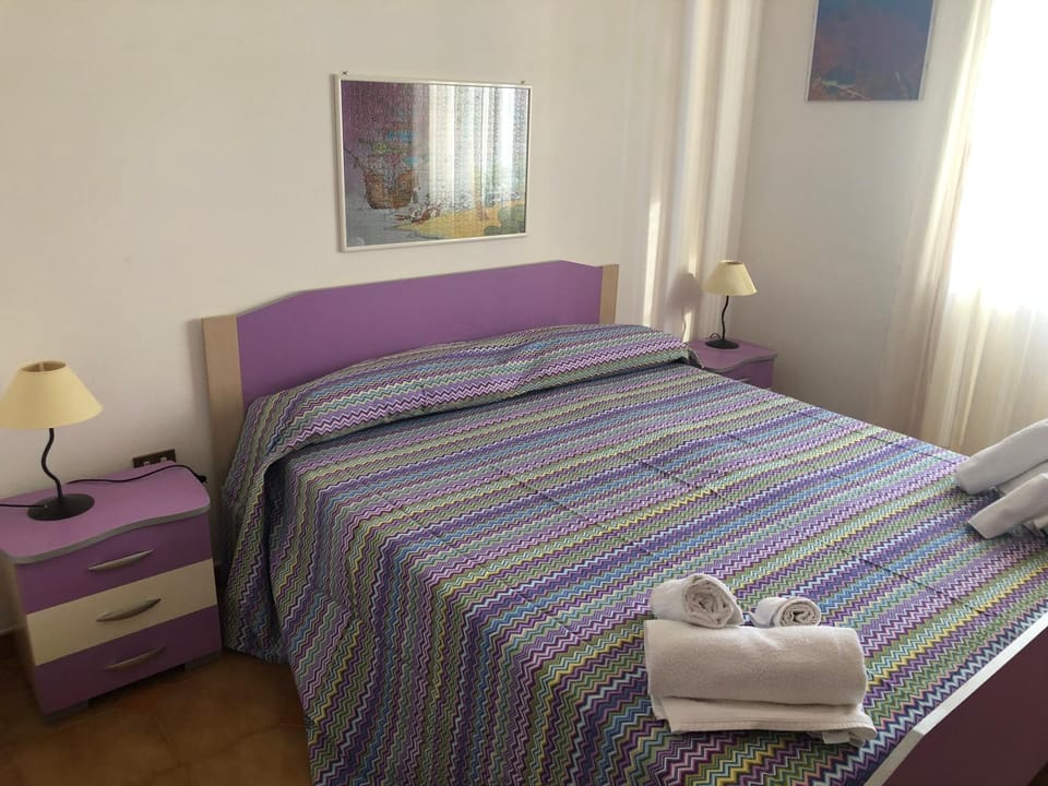 Bed, Bedroom, towels