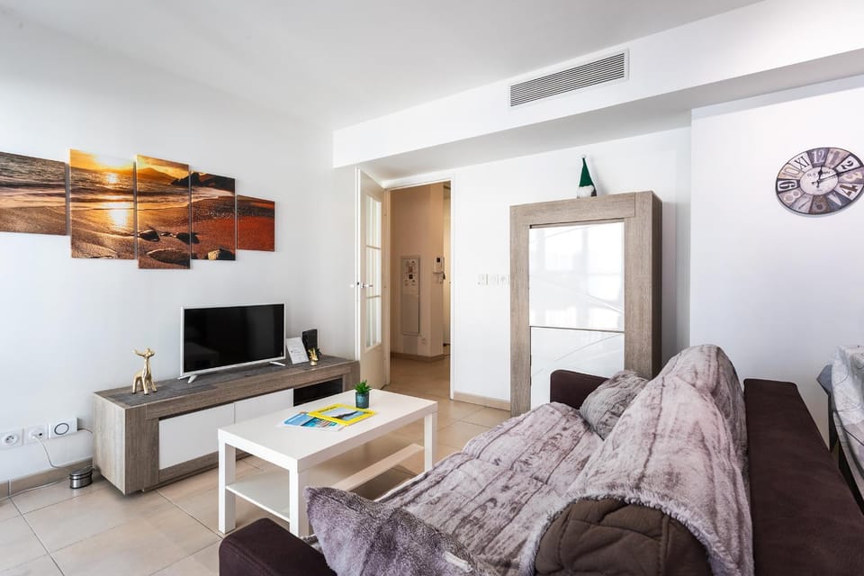 Communal lounge/ TV room, TV and multimedia, Living room