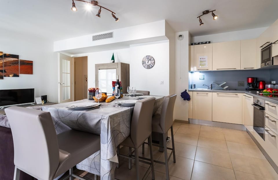 Kitchen or kitchenette, Dining area, dishwasher, oven, stove