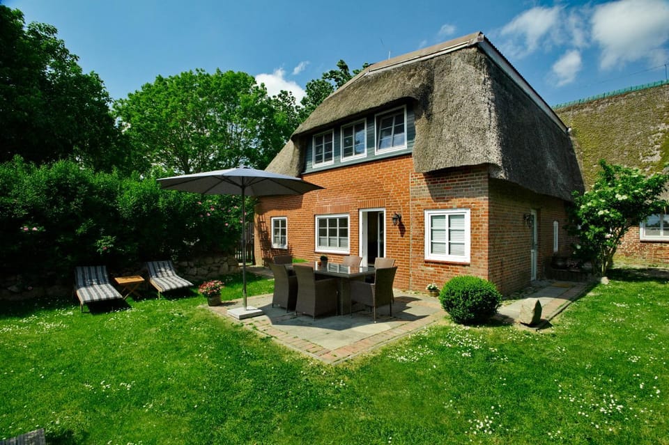 Property building, Day, Garden, Garden view