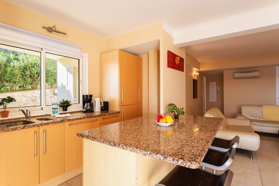 Kitchen or kitchenette, Seating area