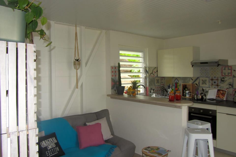 Or bleu-Bungalow volcan Soufriere-Vue sur mer House in Leeward Islands