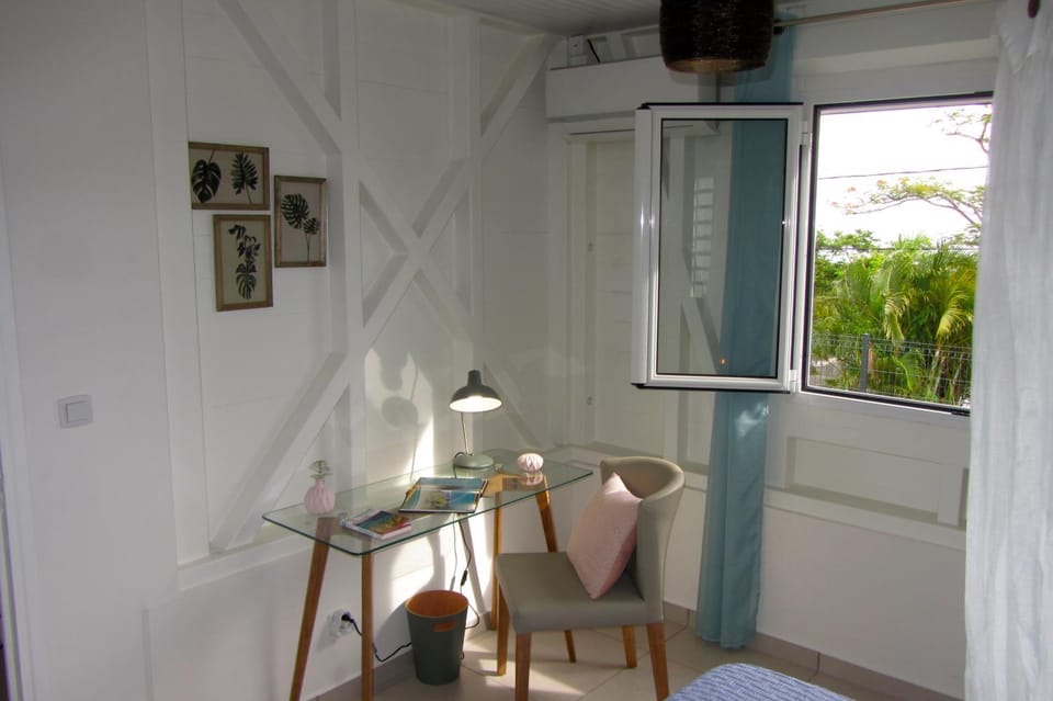 Or bleu-Bungalow volcan Soufriere-Vue sur mer House in Leeward Islands